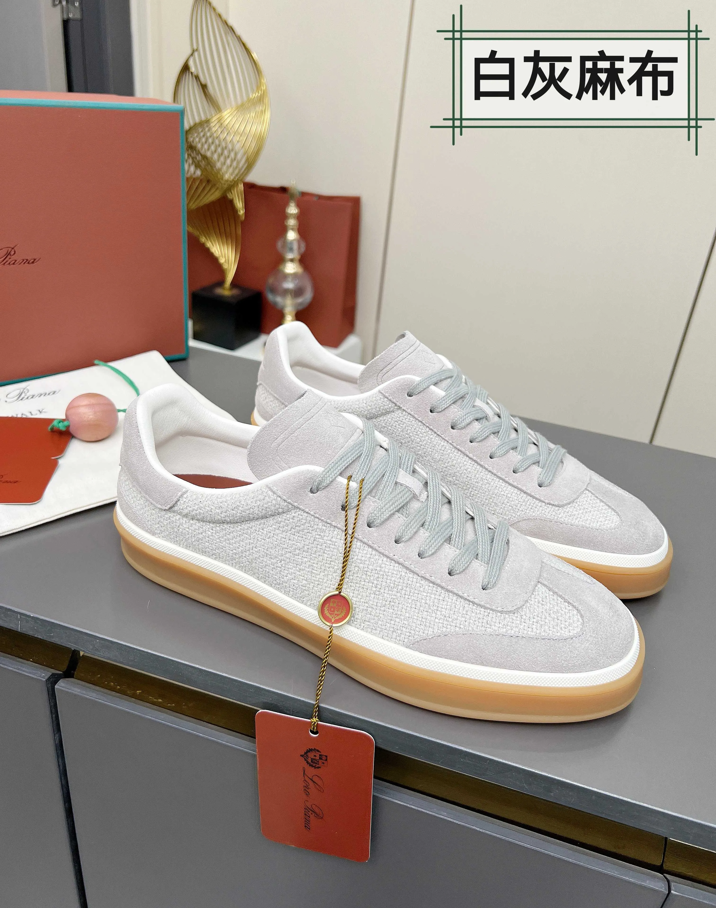 Men's shoes 💰600 purchasing agent, high version 🦅⛳️ Italy [Loro Piana] Tennis walk series LP couple's moral training shoes casual sports shoes sneakers 🎁🎁 Original purchase development and production This new suede tennis shoe adopts an ultra-low design, suitable for wearing all year round 👫👫 The wrapped sole creates an effortlessly attractive color combination that harmoniously blends functionality with understated style, making it the ideal shoe for urban wear. Soft calfskin tongue with Kummel color insert at the heel, cotton lace upper with embossed LP logo, cowhide suede sole, rubber-lined calfskin ✦ Upper: special linen ➕ eco-friendly cowhide ✦ lining: cowhide lining ➕ cowhide insole ✦ sole: original molded TPR ultra-light outsole ✦ packaging: original complete package ✦Female size: 35--40 ✦Male size: 39--45